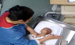 Yürek dayanmaz! Hemşire 5 günlük bebeği darp edip sakat bırakmış!