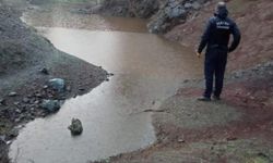 1 buçuk metrelik su çukuruna düşen çocuk can verdi!
