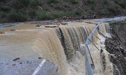 İzmir’de sağanak alarmı: Ödemiş–Turgutlu yolu çöktü, Karaburun’da dere taştı