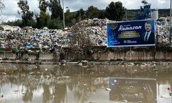 Buca’da sağanak sonrası çöp suları taştı! Araçlar kirli su içinde kaldı