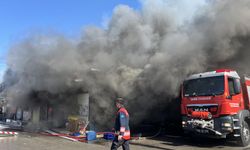 İzmir Buca'da dükkan alevlere teslim oldu! Söndürme çalışmaları sürüyor