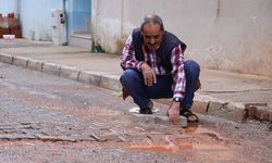 Buca’da yol çilesi bitmek bilmedi! Sokak halkın imkânlarıyla onarıldı