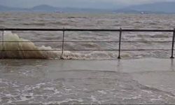Fırtına Çandarlı’yı vurdu! Deniz yükseldi, renk değişti
