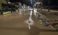 Şiddetli yağış Yeni Foça’yı vurdu! Araçlar suya gömüldü