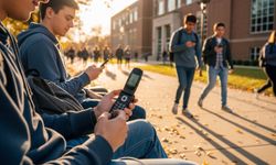 Gençler ekranı kapatıyor: Dijital yorgunluk z kuşağını tuşlu telefonlara itti