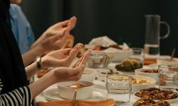 İftar duası Arapça ve Türkçe okunuşu! Oruç açarken hangi dualar okunur, nasıl dua edilir?