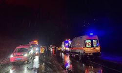 İşçi servisi kontrolden çıkıp devrildi! 17 kişi yaralandı!