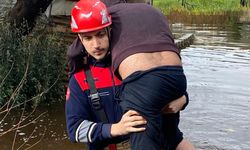 Mahsur kaldı, itfaiye sırtında taşıyarak kurtardı