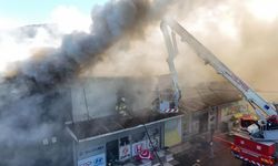 İzmir Buca’da sanayi sitesinde korkutan yangın: 3 iş yeri zarar gördü