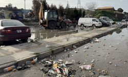 İzmir Buca'da sağanak sonrası çöp skandalı: Şantiyedeki atıklar bulvara taştı!