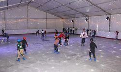 İzmir’de minikler buz pistinde keyifli anlar yaşadı!