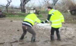 İzmir'de gazetecinin yardımına AK Parti Tire İlçe Başkanı Uğurlu koştu!