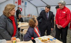 İzmir'de aşçılık eğitimi alan yükümlüler iftar sofralarını kuruyor!