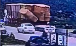 İzmir Kiraz'da görünmez kaza: Yol kenarında yürürken üzerine dev balyalar düştü!