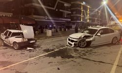 İzmir Ödemiş'te iki otomobil kafa kafaya çarpıştı: 3 yaralı!
