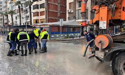 İzmir’i şiddetli fırtına vurdu: Rüzgar 137,5 Km/saate ulaştı, deniz seviyesi yükseldi