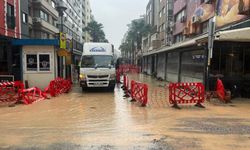 İzmir’de yağmur sonrası oluşan çukura düştü! O anlar anbean kamerada