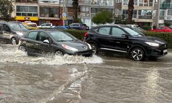 İzmir’de sağanak hayatı felç etti: Yollar göle döndü!