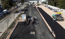 İzmir’de asfalt seferberliği hız kesmiyor! Tugay Gaziler’den Bayraklı’ya sahada