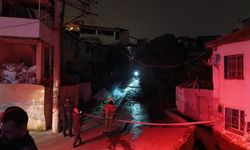 İzmir Konak’ta fırtına kabusu: 15 metrelik çam elektrik tellerini tutuşturdu!