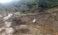 İzmir'de köprü yıkıldı, ulaşım süresiz durduruldu! 5 mahallede elektrik yok!