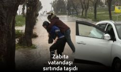 İzmir'de zabıta ekipleri vatandaşları sırtında taşıdı!
