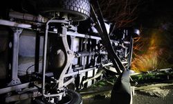 Viraj kabusu! Kamyon bariyerlerde askıda kaldı