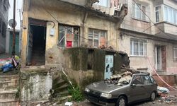 Konak’ta korku dolu anlar! Çöken balkon araca ağır hasar verdi