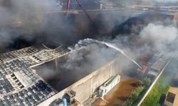 Manisa Akhisar OSB’de şekerleme fabrikasında yangın: 4 saatte kontrol altına alındı
