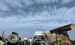 Manisa Salihli’de zincirleme kaza: Kontrolden çıkan TIR 3 araca çarptı, 5 yaralı