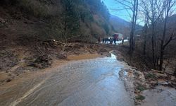 İzmir Ödemiş’te heyelan paniği! Yol üç saat kapandı
