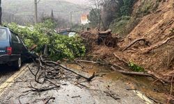İzmir Ödemiş’te heyelan paniği: Park halindeki otomobil göçük altında kaldı