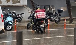 Sağanak yağışa rağmen görev başında!  Kuryelerin zorlu mesaisi!