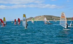 Foça’da rüzgâr kupası! 50 sporcu Techno 293 Valilik Kupası için suya çıktı