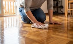 Toz tutmayan parkelerin sırrı ortaya çıktı: Siyah çayla gelen parlaklık