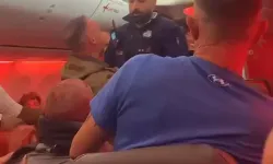 Uçakta kavga! Gözaltına alındılar, ömür boyu uçuş yasağı yediler!