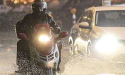 Kuryelerin yağmurla ölümcül imtihanı! Geçim derdi sel dinlemedi!