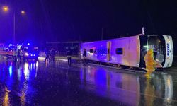 Yolcu otobüsü devrildi! Çok sayıda yolcu yaralandı!