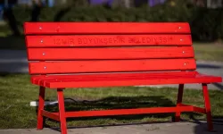 İzmir'deki banklar neden kırmızıya boyandı? Kültürpark'taki kırmızı bankların anlamı ne?