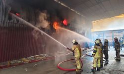 İzmir’de panik anları: Alevler mobilya atölyelerini sardı!