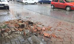 Denizli'de şiddetli rüzgar hayatı felç etti!