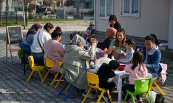 Anne ve çocuklar el ele! Bornova’nın oyun merkezlerinde renkli görüntüler