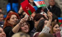 Nevruz İzmir’de ateşlendi: Azerbaycan renkleri şehri sardı!