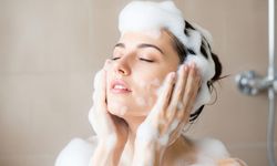 Temizlik için yapılan hatalar cildi mahvediyor: Duşta masum görünen 7 büyük yanlış