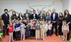 Bayraklı’da duygusal buluşma: Evlatlarını kaybeden anne, Ayda bebek ile çocuklara depremi anlattı