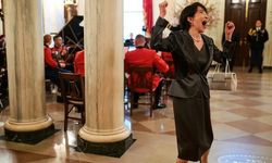 Beyaz Saray'da dans eden Japonya Başbakanına tepkiler çığ gibi!