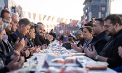 Bornova’da binlerce kişilik iftar sofrası kuruldu: Başkan Cemil Tugay yurttaşlarla buluştu