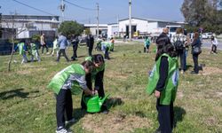 Bornova'da gelecek yeşeriyor! Yangın alanlarına minik ellerden can suyu