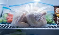 Dondurucuda saklanan tavukta büyük risk: 1 haftada zehire dönüşebiliyor