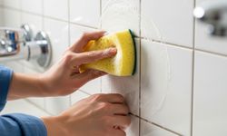 Temizleyecek diye fayanslara bunu süren yandı: On binlerce lira masrafa yol açıyor